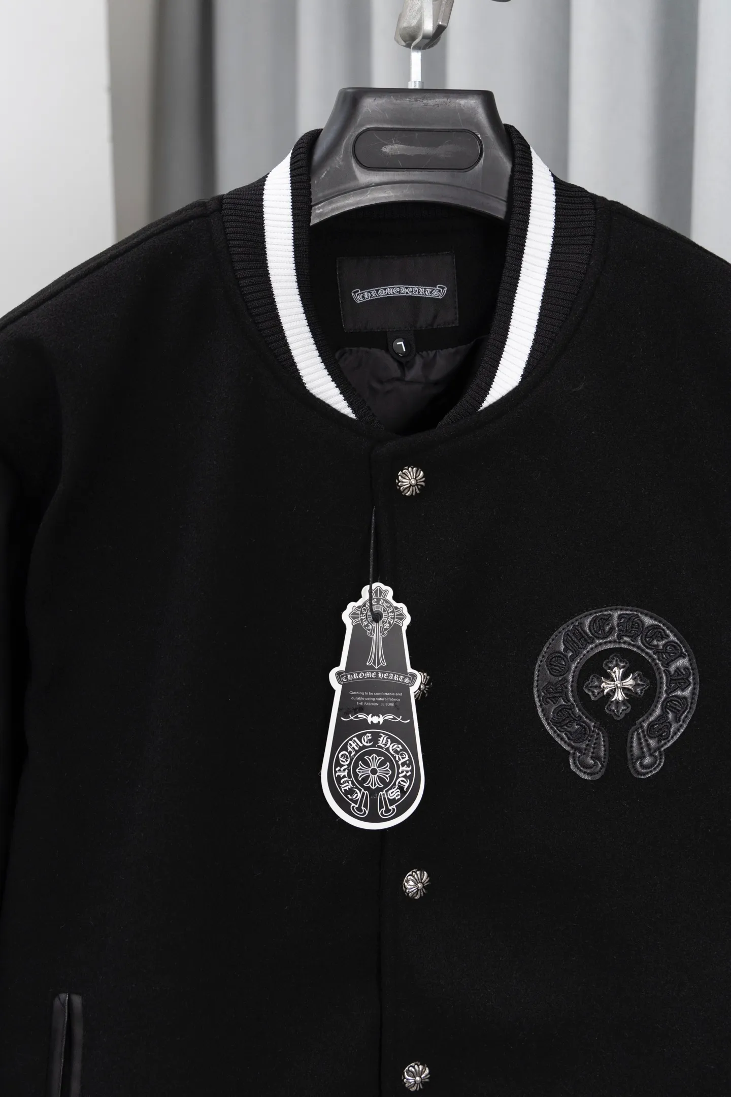 P370 Model No.: S015 Chromehearts/Cro Hearts Cross Embroidered Letters Leather Sleeves Spliced ​​Baseball Jacket Channel Boutique The most popular baseball jacket among fashionable men and fashionable women. There are versions at all levels in the market (you must compare the details). The most powerful quality control has been producing and researching baseball uniforms for 7 years. The details are exquisite. With it, you are the most beautiful boy in the world. The paint-coated full-face four-button buckle (button with LOGO), the average weight of the fabric is nearly 900 grams, and it is made of wool + eyeliner blended, custom-woven and dyed wool with high color fastness. The lining is made of silky and delicate cupro fiber! The texture is thick, the color is more uniform and beautiful, and the sharp edges and corners are full of three-dimensionality, showing laziness, casualness, and youthful vitality! Color: Black Navy Size: S-XL